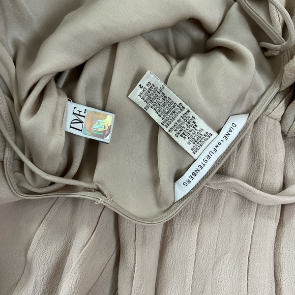 COPY - Diane Von Furstenberg Flutter Sleeve 100% Silk dress - Picture 4 of 6